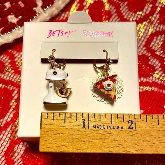 Brand New Betsey Johnson Mismatched Pie Slice & Mixer Baker Drop Earrings - Picture 10 of 12